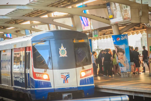 Bangkok Thajsko Března 2017 Bts Sky Vlakové Přijíždějící Zastavit Platformě — Stock fotografie