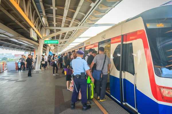 Bangkok Thajsko Března 2017 Neidentifikovaný Strážníky Vlaku Bts Skytrain Mochit — Stock fotografie