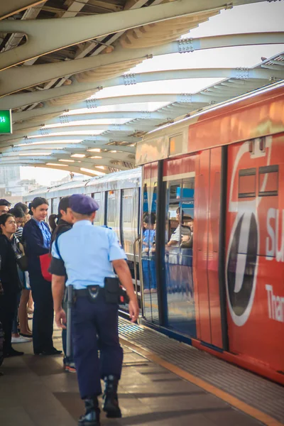 Bangkok Tailandia Marzo 2017 Guardia Seguridad Identificado Tren Aéreo Bts —  Fotos de Stock