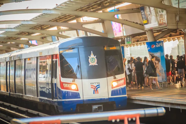 Bangkok Thajsko Března 2017 Bts Sky Vlakové Přijíždějící Zastavit Platformě — Stock fotografie