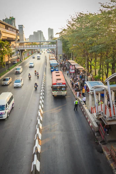 Banguecoque Tailândia Março 2017 Multidões Passageiros Fazem Fila Para Ônibus — Fotografia de Stock