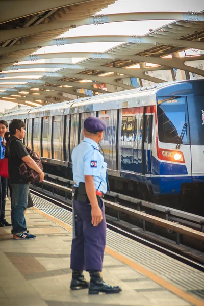 Bangkok Tailandia Marzo 2017 Guardia Seguridad Identificado Tren Aéreo Bts —  Fotos de Stock