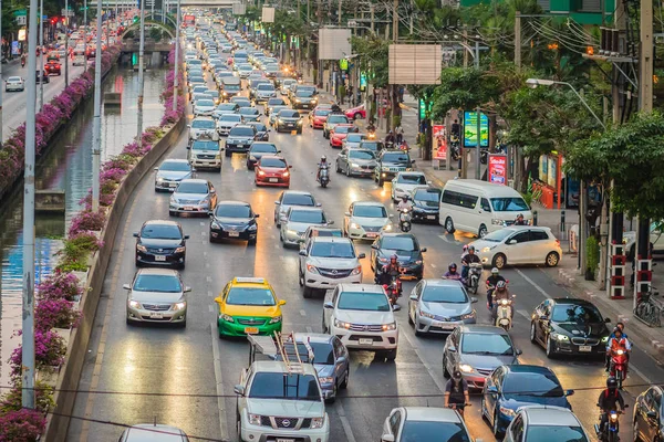 Bangkok Tajlandia Marca 2017 Widok Korków Godzinach Szczytu Wieczorem Narathiwas — Zdjęcie stockowe