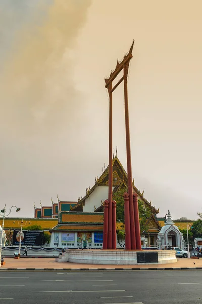 ジャイアント スイング ワット スタット寺の前に位置する宗教的な構造のヴィンテージ ビュー これはバラモン教の儀式で使用され バンコクの有名な観光名所の一つです — ストック写真