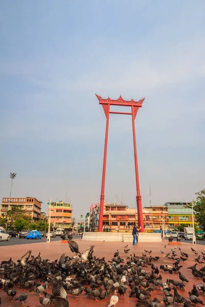 Balanço Gigante Vermelho Sao Ching Cha Com Multidão Pombos Uma — Fotografia de Stock