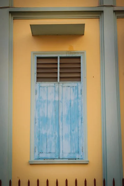 Alte Gelbe Wand Mit Alten Fensterblättern Alte Schmutzige Fenster Auf — Stockfoto