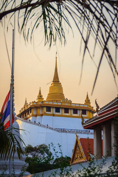 Bela Bandeira Tailandesa Frente Wat Saket Ratcha Wora Maha Wihan — Fotografia de Stock