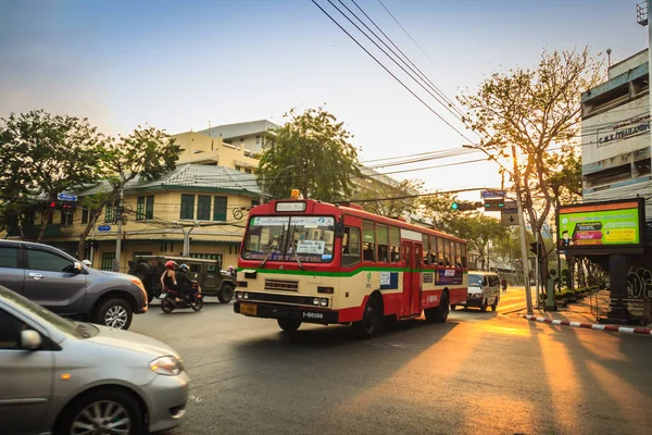 Bangkok Tailândia Março 2017 Ônibus Carros Locais Trânsito Passam Por — Fotografia de Stock