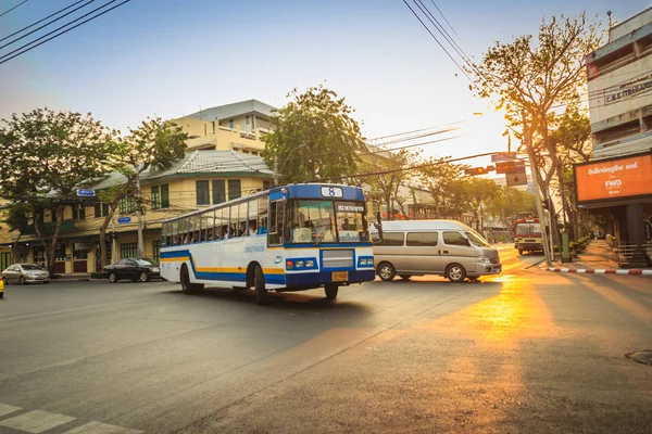 Bangkok Tajlandia Marca 2017 Lokalne Autobusy Samochody Ruchu Przechodzi Przez — Zdjęcie stockowe