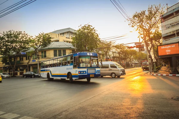 Bangkok Thajsko Března 2017 Místní Autobusy Vozy Provozu Prochází Rušná — Stock fotografie