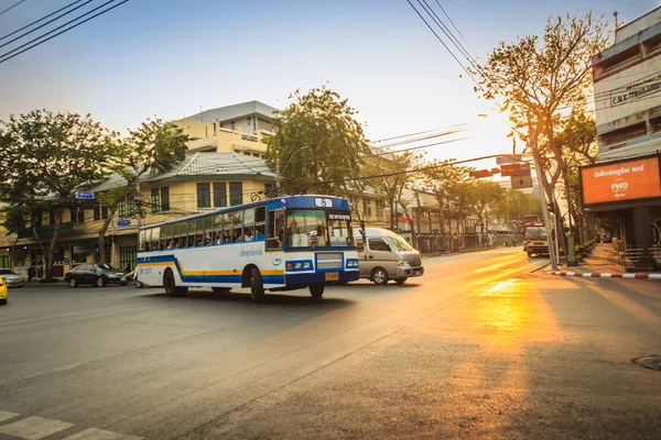 Bangkok, Tayland - 2 Mart 2017: Yerel otobüs ve otomobil Trafikte geçer meşgul bir kavşaktan günbatımı sırasında Bangkok, Tayland. 