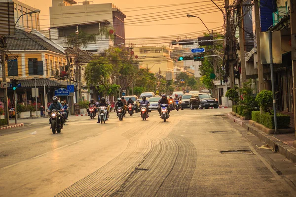 Bangkok Tailândia Março 2017 Muitas Motos Carros Trânsito Passam Por — Fotografia de Stock