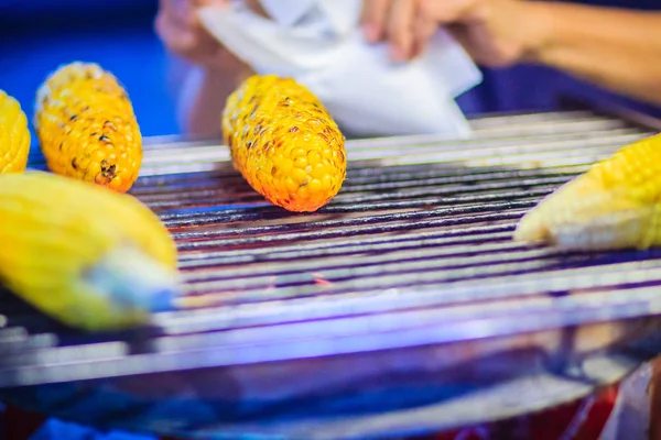 关闭街头食品摊贩的手 同时烤混合甜玉米黄油 在电炉上烤和撒盐 糖和黄油 — 图库照片