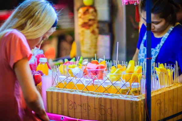 Bangkok Thailand March 2017 Unidentified Tourist Buying Sliced Fruits Arranged — Stock Photo, Image