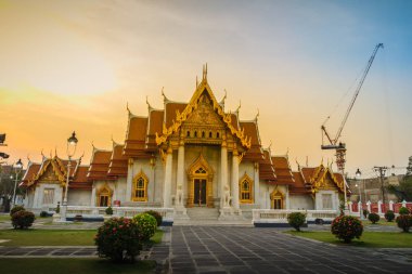 Güzel manzara ve mimari Wat Benchamabophit Dusitvanaram, olarak da bilinen Mermer Tapınak, Bangkok'un en güzel tapınak ve önemli bir turistik biridir.