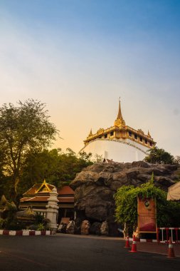 Wat Saket Ratcha Wora Maha Wihan (Wat Phu Khao Thong, Altın Dağ Tapınağı), Bangkok 'un popüler turistik merkezlerinden biridir..