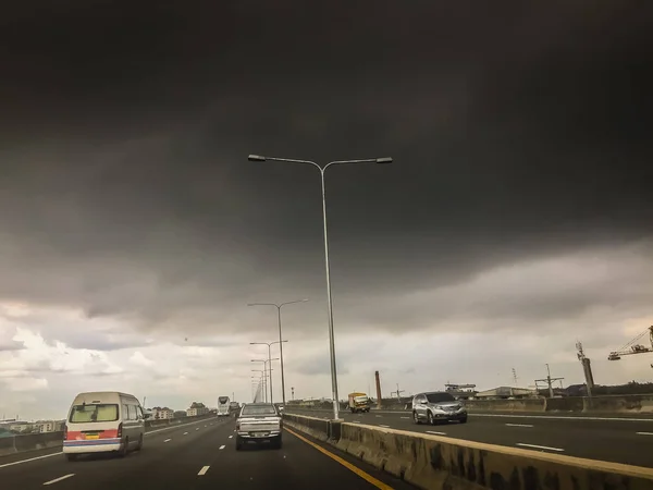Autobahn Mit Dramatisch Bewölktem Himmel Und Schwarzer Wolke Vor Regen — Stockfoto