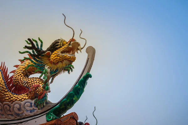 Beautiful Statue Chinese Dragon Roof Top Chinese Temple Blue Sky — Stock Photo, Image