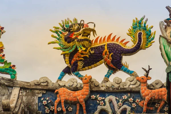 寺の屋根の上の中国のドラゴンの頭のユニコーン像 麒麟や中国の寺院の屋根の上のキリン — ストック写真