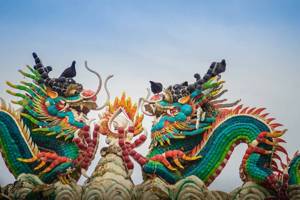 Hermosos Dos Grandes Dragones Mueca Arrastrándose Sobre Techo Azulejos Decorativos — Foto de Stock