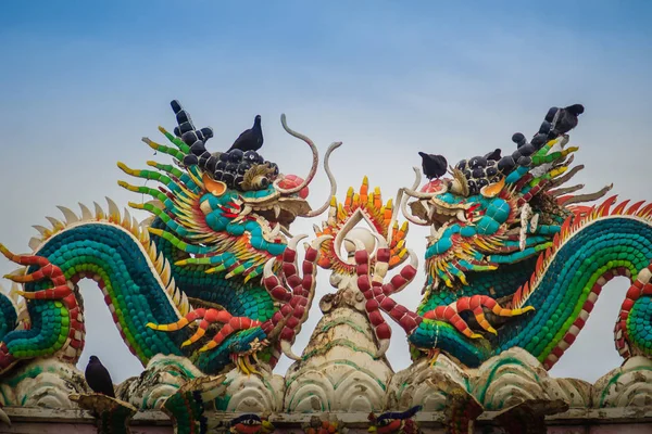 Две Большие Гримасы Тянутся Декоративной Черепичной Крыше Китайском Искушении Красочные — стоковое фото