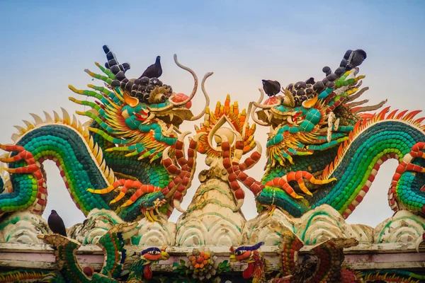 美しい つ大きな顔をしかめる龍装飾的なタイルの上でクロールは 中国の寺院の屋根します 青い空を背景に つの龍と伝統的な中国の寺院のカラフルな屋根の詳細 — ストック写真