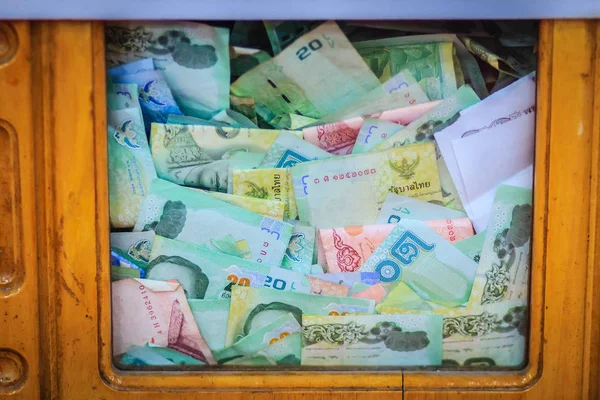 Budist Tapınağı Nda Ahşap Bağış Kutusundaki Tay Banknot Para Parasal — Stok fotoğraf