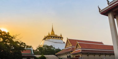 Güzellikler Wat Saket Ratcha Wora Maha Wihan (Wat Phu Khao tanga, altın dağ tapınak), bir popüler Bangkok turistik görüntülemek ve kentin sembol haline gelmiştir.
