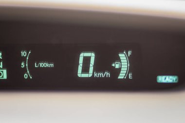 Ne zaman 0 km/h otopark kontrol panelinde modern dijital kilometre kilometre sayacı ve hız ölçer.