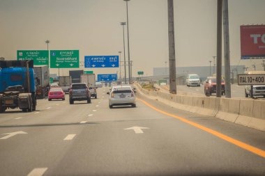 Bangkok, Tayland - 23 Mayıs 2017: Sürücüleri şerit üzerinde Bangkok otobandan Chonburi eyaleti yüksek hızlı arabalar ile.