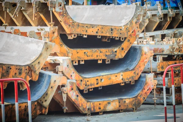 Stahlschalung Für Stahlbetonkellersäule Für Die Hochgeschwindigkeitszugbrücke Rostige Metallplatten Der Schalung — Stockfoto