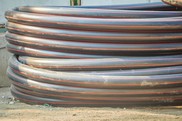 水の供給と建設現場で電線の Hdpe パイプ — ストック写真