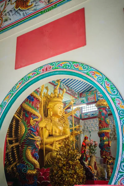 Золота Статуя Гуань Інь 1000 Руками Guanyin Або Гуань Інь — стокове фото