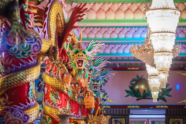 Renkli Ejderha Çin Kilisenin Içinde Karşı Karşıya Dragon Koruyucu Tanrı — Stok fotoğraf