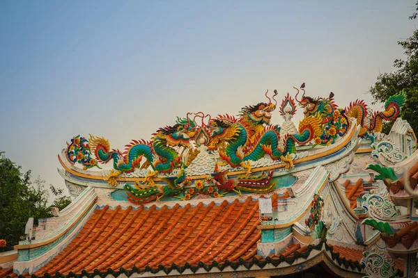 Bela Grande Grimace Dragões Rastejando Telhado Azulejos Decorativos Templos Chineses — Fotografia de Stock