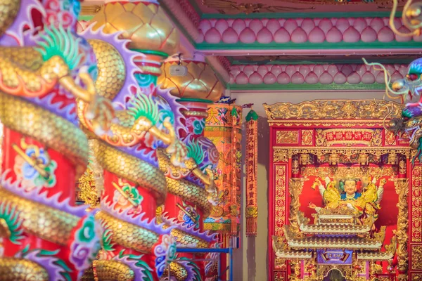 五颜六色的龙和尼扎雕像 中国公共寺庙中的中国民间宗教保护神 — 图库照片