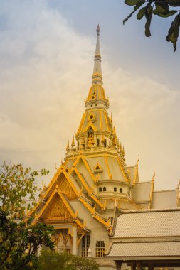 Güzel golden pagoda adlı Wat Sothonwararam, ünlü bir genel tapınak Chachoengsao ili, Tayland.