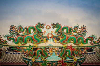 Renkli Çince Ejderha heykeller Çin tapınağında çatıda. Çatı üstündeki tapınak Çince Ejderha. 