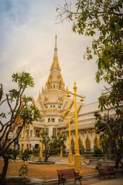 Güzel golden pagoda adlı Wat Sothonwararam, ünlü bir genel tapınak Chachoengsao ili, Tayland.