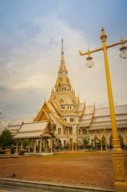 Güzel golden pagoda adlı Wat Sothonwararam, ünlü bir genel tapınak Chachoengsao ili, Tayland.