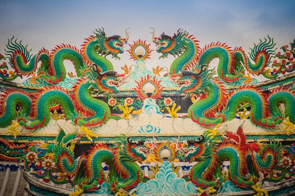 中国の寺院の屋根の上のカラフルな中国の龍の像 神社の屋根の上の中国のドラゴン — ストック写真