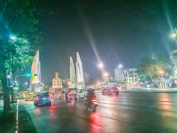 泰国曼谷 2017年3月2日 晚上的民主纪念碑 五颜六色的灯光和交通堵塞 — 图库照片