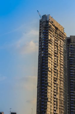 Büyük ölçekli kat mülkiyeti şantiye luffing jib Kulesi ile vinç, gökyüzünde bir kalabalık şehir Bangkok, Tayland büyüyen yeni Merhaba-binaların.