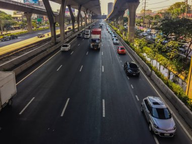 Bangkok, Tayland - 14 Şubat 2017: Trafik akışını Merkez Bangna mağaza, Bangkokk üzerinden Bangna-Trad expressway Trad Eyaleti, Tayland Uzakdoğu parçası önüne.