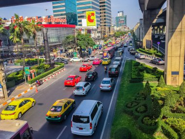 Bangkok, Tayland - 14 Şubat 2017: Trafik akışını Merkez Bangna mağaza, Bangkokk üzerinden Bangna-Trad expressway Trad Eyaleti, Tayland Uzakdoğu parçası önüne.