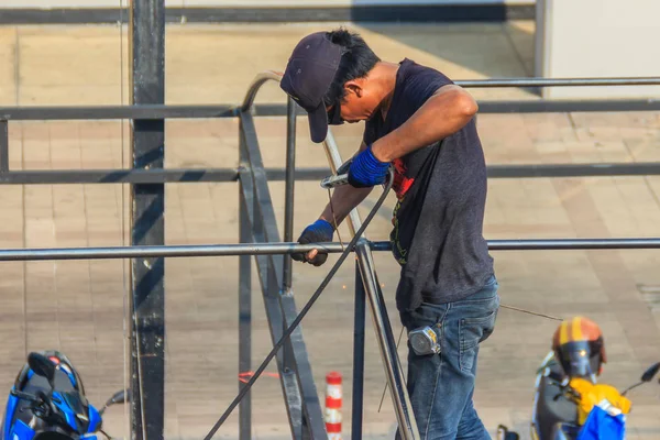 Bangkok Tailandia Marzo 2017 Hombre Está Soldado Una Estructura Techo — Foto de Stock