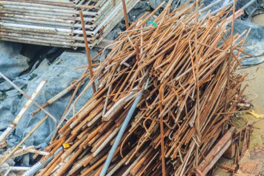 İnşaat alanında kalan çubukları hurda çelik ve hurda geri dönüşüm için satmak olabilir.