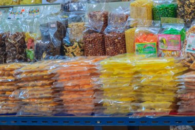 Bangkok, Tayland - 23 Nisan 2017: Yerel tatlı aperatifler ve tatlı veya Tor Kor Market (çiftçilerin Pazarlama Örgütü) Satılık. Ünlü Chatuchak hafta sonu pazarı bulunan.