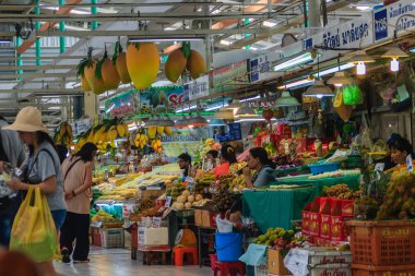 Satılık veya Tor Kor pazar Chatuchak hafta sonu Pazar Bangkok yakınında dünyalar taze Pazar biri de organik durian meyve ve durian et dolu. Bangkok, Tayland - 23 Nisan 2017