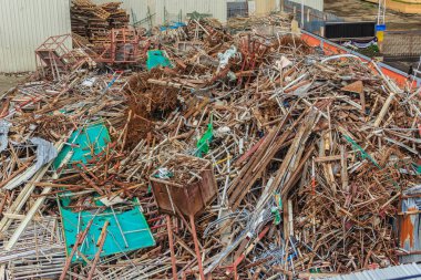 İnşaat alanında kalan çubukları hurda çelik ve hurda geri dönüşüm için satmak olabilir.
